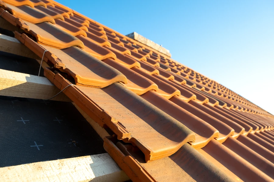 Hout is een traditioneel materiaal dat vaak wordt gebruikt voor dakkapellen