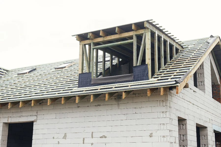 Het is belangrijk om ervoor te zorgen dat de bouwplaats geschikt is voor het plaatsen van een prefab dakkapel